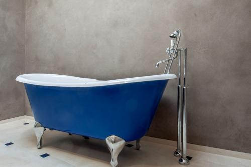 Blaue Badewanne vor Naturkalk