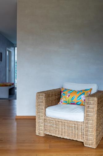 Wand im Travertine-Look